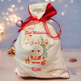   Mikulás zsák saját névvel - Labubu piros ruhában Karácsonyfával