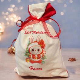   Mikulás zsák saját névvel - Labubu piros ruhában Karácsonyfával ülve