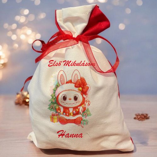 Mikulás zsák saját névvel - Labubu piros ruhában Karácsonyfával ülve