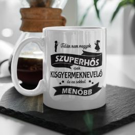   Talán nem vagyok szuperhős, csak kisgyermeknevelő, de ez sokkal menőbb - feliratos kerámia bögre