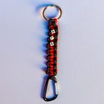 Piros-fekete paracord kulcstartó betűvel