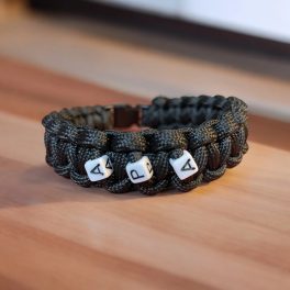  Egyedi névre szóló makramé parakord karkötő – betűs, fonott stílus