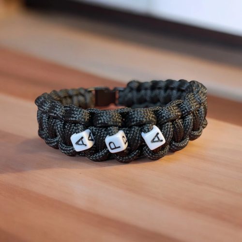 Egyedi névre szóló makramé parakord karkötő – betűs, fonott stílus