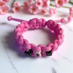 Egyedi névre szóló makramé parakord karkötő – betűs, fonott stílus