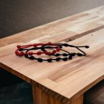 Piros szerencsehozó védelmező 7 csomós makramé karkötő