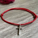 Zsinór karkötő kereszt medállal - választható színű zsinórral