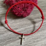 Zsinór karkötő kereszt medállal - választható színű zsinórral