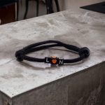 Neves paracord karkötő