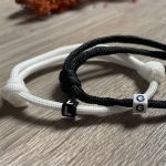 egyedi kézzel készített kézműves páros betűs karkötő paracord zsinór