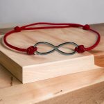 Zsinórkarkötő végtelen medállal