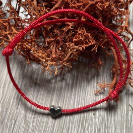 egyedi kézműves termék kabbala védelmező szerencsehozó piros zsinór karkötő szív karkötő