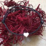 Szivecskés zsinórkarkötő