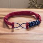 Piros végtelen medálos neves zsinór karkötő