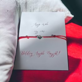 Piros zsinór karkötő szívvel Anyák Napjára