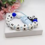 Egyedi neves cumilánc szilikon golyókkal és betűkkel - pandamacis - kék