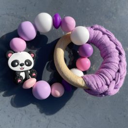   Baba fogzás könnyítő marokrágcsa fa karikával pandamacival rózsaszín pink lila színekben