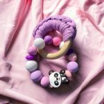 Baba fogzás könnyítő marokrágcsa fa karikával pandamacival rózsaszín pink lila színekben