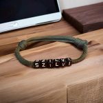 Neves parakord karkötő keki