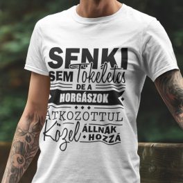  Senki sem tökéletes de a horgászok átkozottul közel állnak hozzá - vicces feliratos egyedi férfi póló